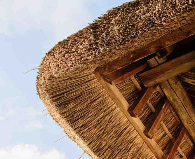 Artificial Thatch Roofing Systems: Integration with Modern Building Envelopes