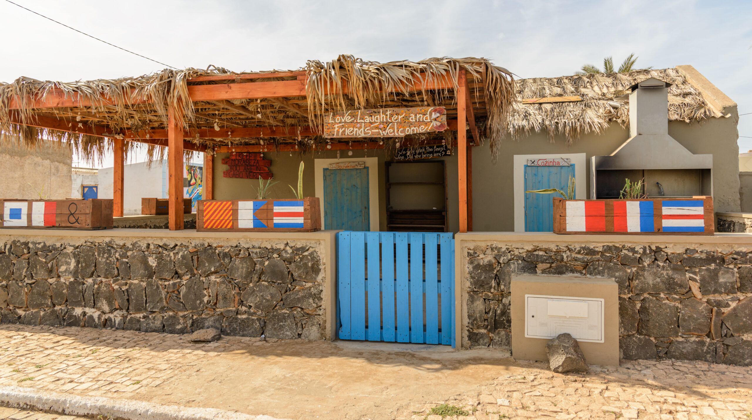 How Do I Choose a Synthetic Thatch Supplier for a Commercial Project?
